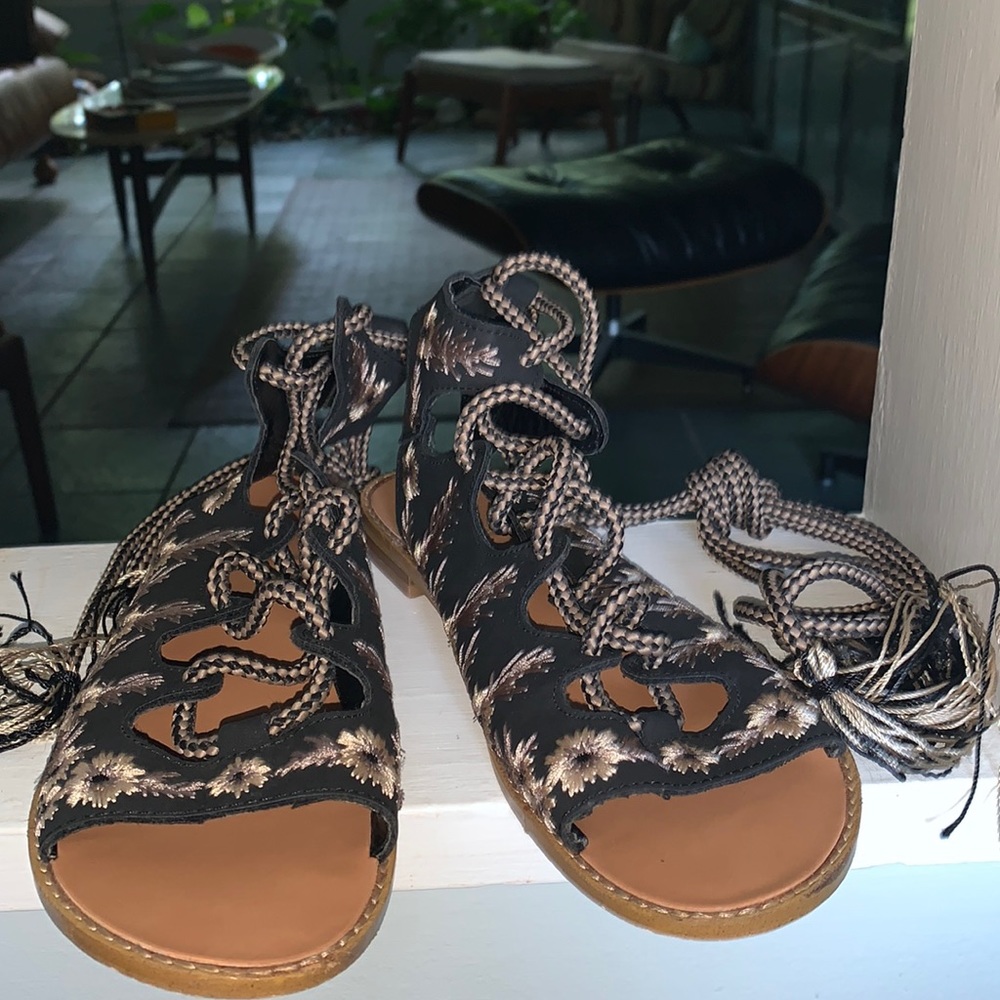 Cute lace up sandals in great condition